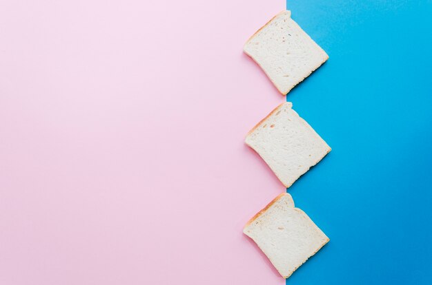 Fetta di pane con sfondo di colore