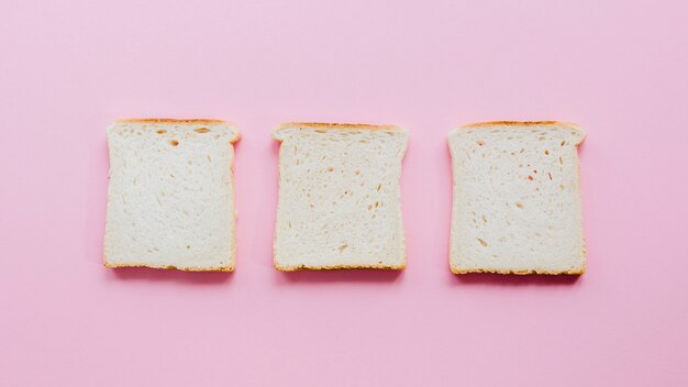 Fetta di pane con sfondo di colore