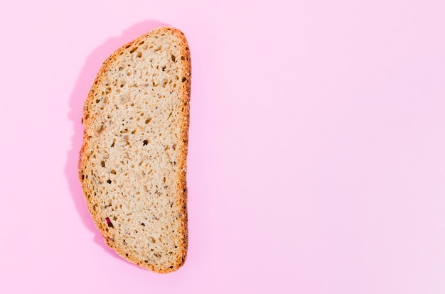 Fetta di pane con sfondo di colore