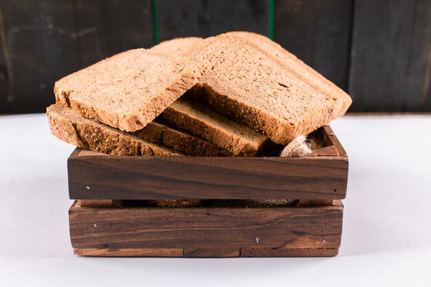 Fetta di pane sul tavolo