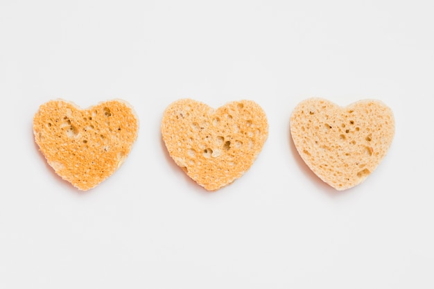 Fetta di pane tostato a forma di cuore