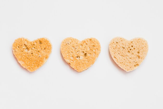 Fetta di pane tostato a forma di cuore