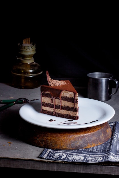 Fetta di torta al cioccolato con crema di cacao condita con salsa di cioccolato