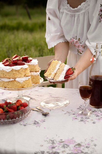 Fetta di torta della holding della donna di alto angolo