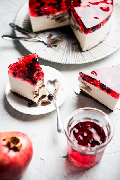 Fetta di torta di gelatina ad alto angolo