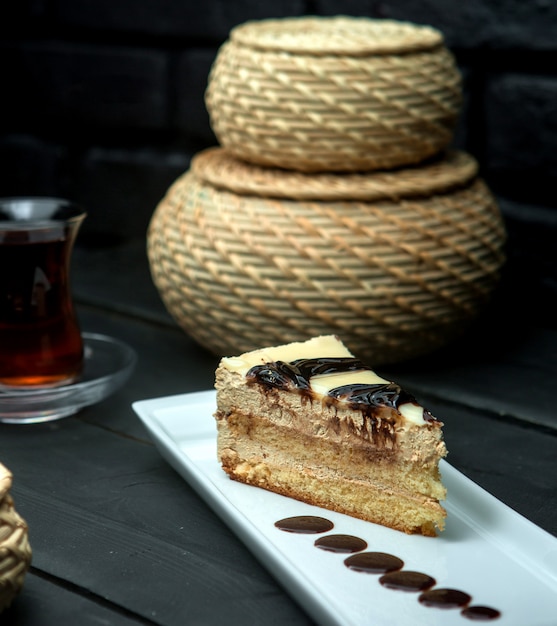 Fetta di torta dolce con macchie di cioccolato