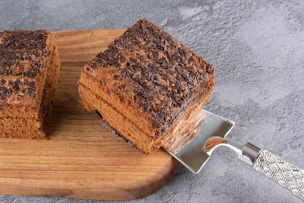 Fetta di torta fatta in casa appena sfornata su tavola di legno.