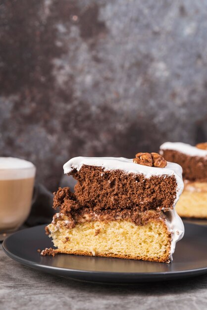 Fetta di torta saporita del primo piano su una zolla