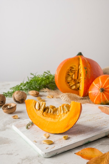 Fetta di zucca su tavola di legno