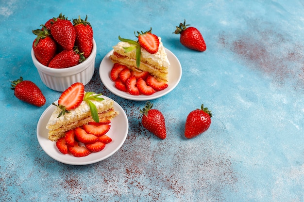 Fette casalinghe deliziose del dolce della fragola con le fragole crema e fresche, vista superiore