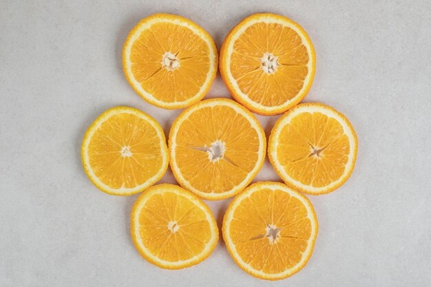 Fette d'arancia fresche sulla superficie grigia