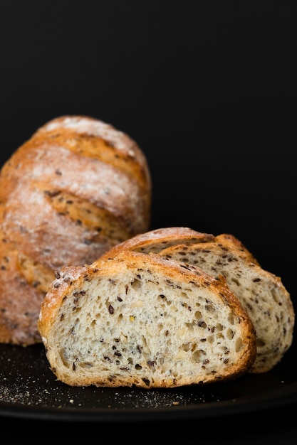 Fette del pane del primo piano su una zolla