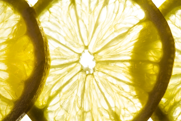 Foto gratuito fette del primo piano di limone acido