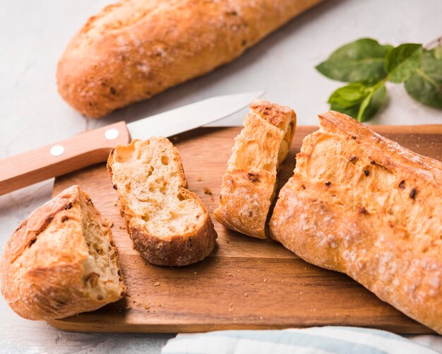 Fette del primo piano di pane fatto in casa sul tavolo