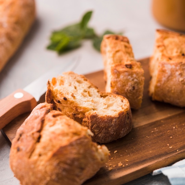 Fette del primo piano di pane fatto in casa sul tavolo