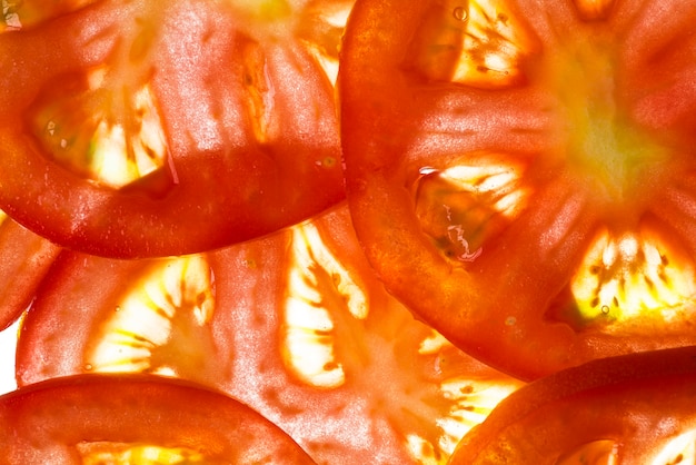 Fette del primo piano di pomodori rossi succosi