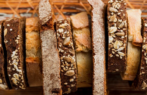 Fette del primo piano di vista superiore del pane fresco