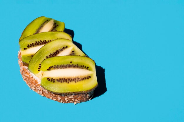 Fette deliziose del kiwi su un panino sano