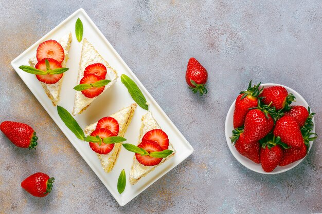 Fette deliziose della torta della fragola casalinga con crema e le fragole fresche