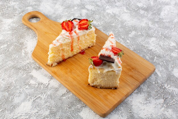 Fette deliziose della torta di vista vicina della parte anteriore con la crema e la fragola del cioccolato