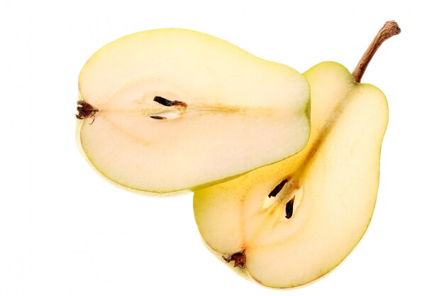 Fette della pera su fondo bianco