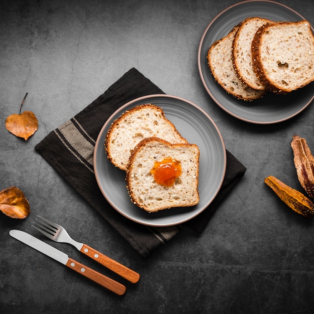 Fette della raccolta di vista superiore di pane affettato con le foglie di autunno