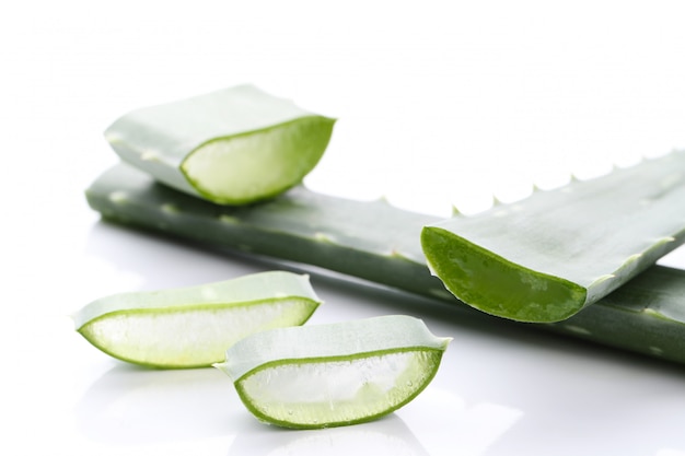 Fette di aloe vera per la cura della pelle