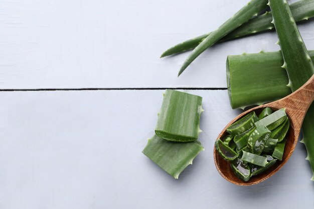 Fette di aloe vera per la cura della pelle