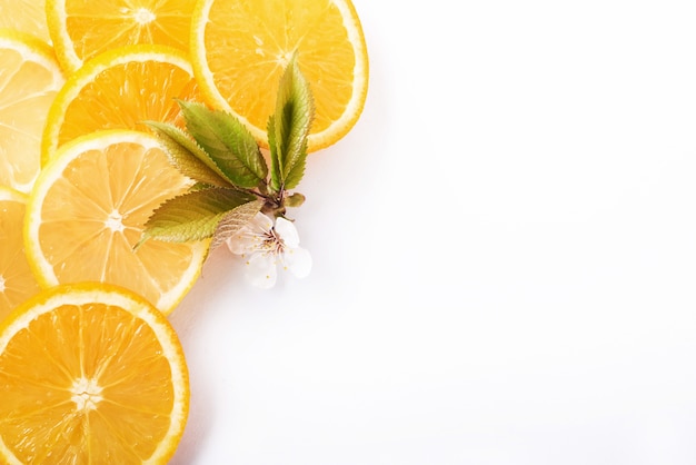 Fette di arancia e limone isolati su un bianco.
