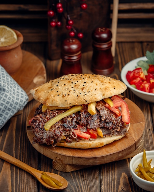 fette di bistecca alla griglia barbecue con pomodoro, patatine fritte e cetriolo prickld