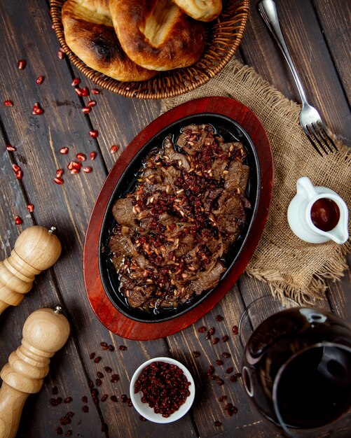 Fette di carne fritta con melograno