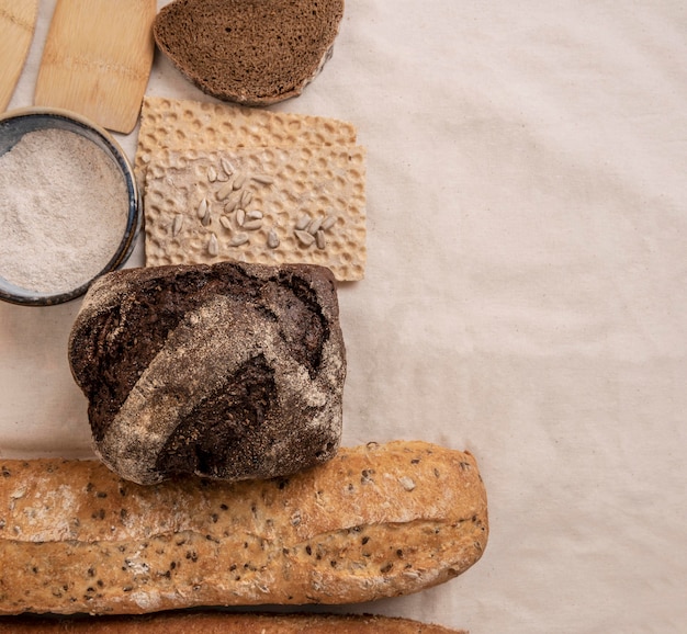 Fette di diversi tipi di pane copia spazio