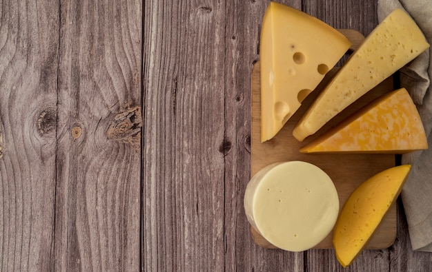 Fette di formaggio gustoso vista dall'alto con spazio di copia