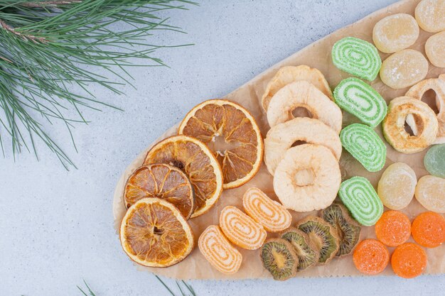 Fette di frutta secca e caramelle marmellata su tavola di legno.