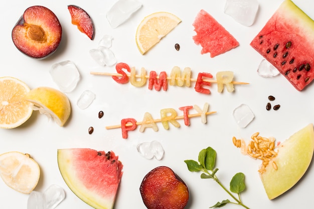 Fette di frutta tra ghiaccio e titolo di festa estiva