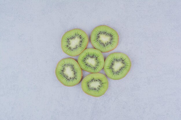 Fette di kiwi dolci freschi su sfondo bianco. Foto di alta qualità