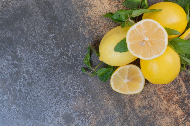 Fette di limone con menta sulla superficie della pietra