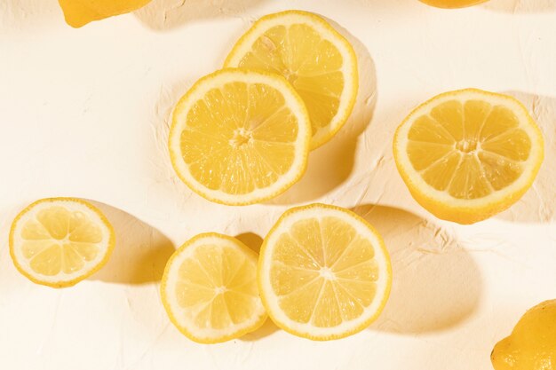 Fette di limone naturali del primo piano