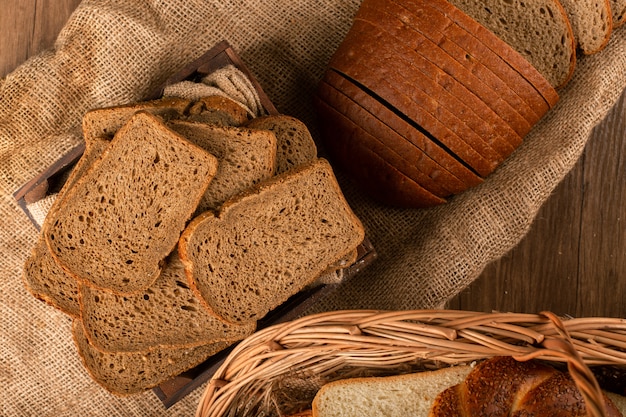 Fette di merce nel carrello del pane nero