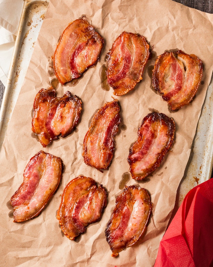 Foto gratuito fette di pancetta affumicate su carta