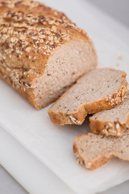 Fette di pane ad alto angolo con semi