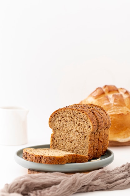 Fette di pane al forno vista frontale e panno grigio