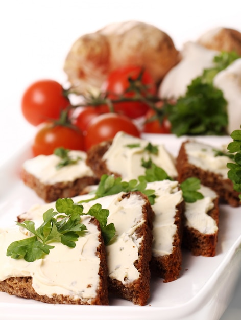 Fette di pane con crema di formaggio