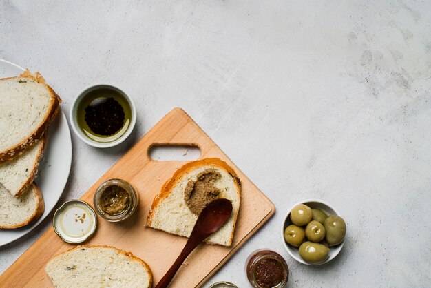 Fette di pane con olive e copia spazio