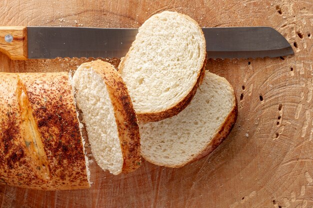Fette di pane con un coltello da cucina
