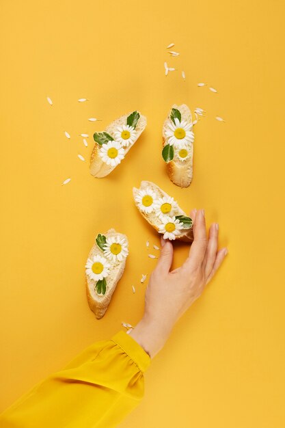 Fette di pane con vista dall'alto di fiori