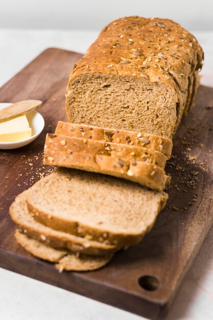 Fette di pane del primo piano con semi e burro