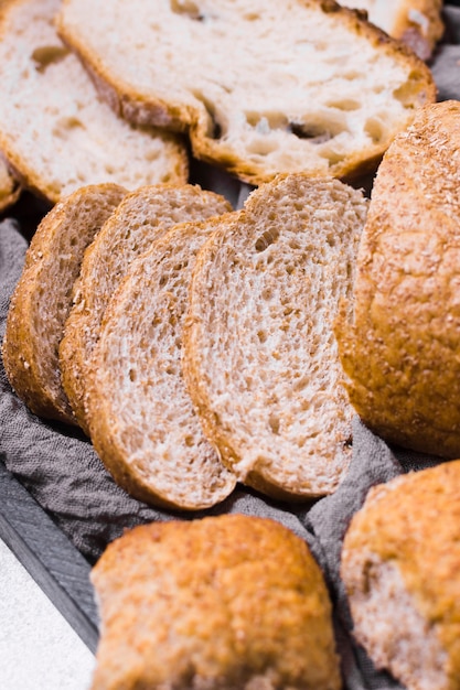 Fette di pane del primo piano sul panno