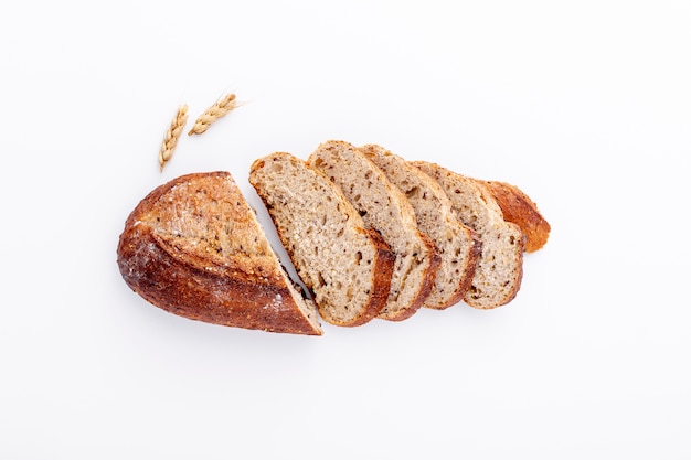 Fette di pane deliziose del taglio di alta vista su fondo bianco