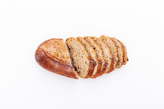 Fette di pane deliziose del taglio su fondo bianco